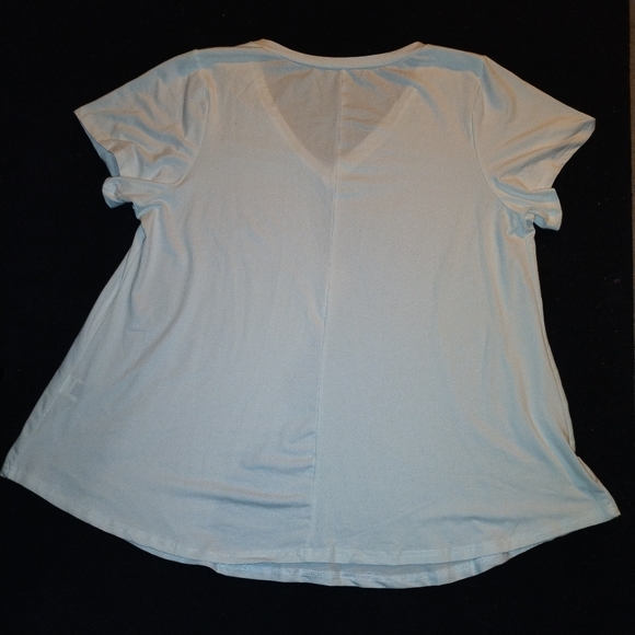 ✨NWOT✨ White V-Neck T-Shirt - Picture 4 of 6